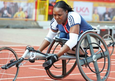 Atleta paralímpica sofre constrangimento ao ter que urinar nas calças durante viagem