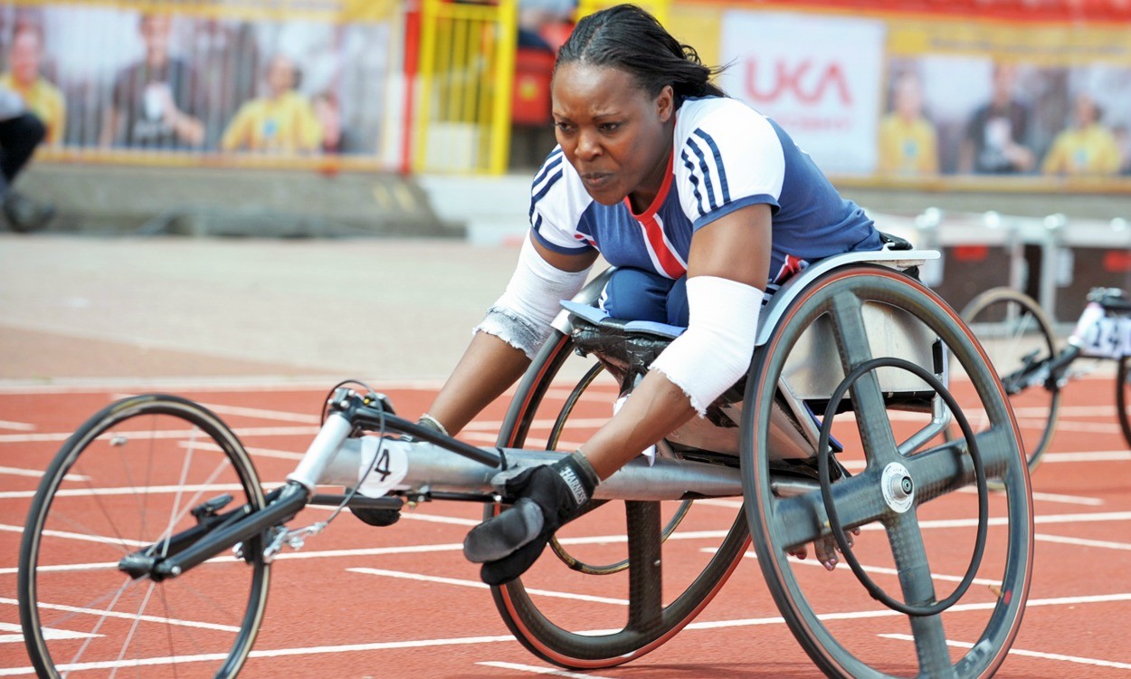 Atleta paralímpica sofre constrangimento ao ter que urinar nas calças durante viagem