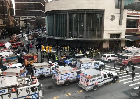 Trem de passageiros descarrila em Nova York e fere mais de 100