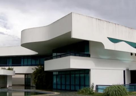 Mansão de ex-senador é invadida por moradores de rua