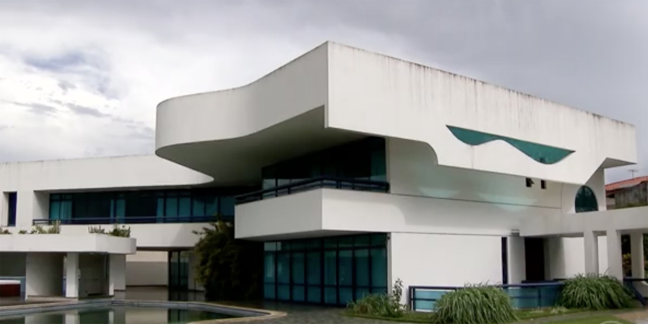 Mansão de ex-senador é invadida por moradores de rua