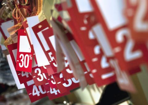 Comércio corre atrás de consumidores com ofertas de até 70% de descontos