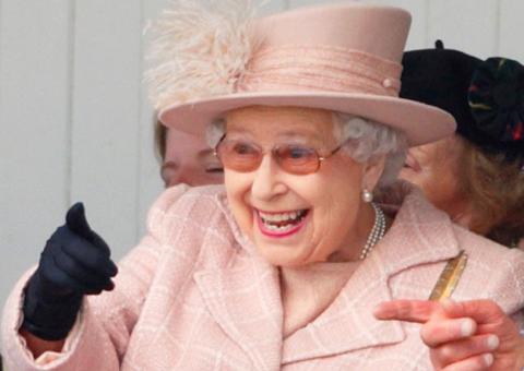 Rainha Elizabeth quase leva um tiro em passeio pelo palácio 