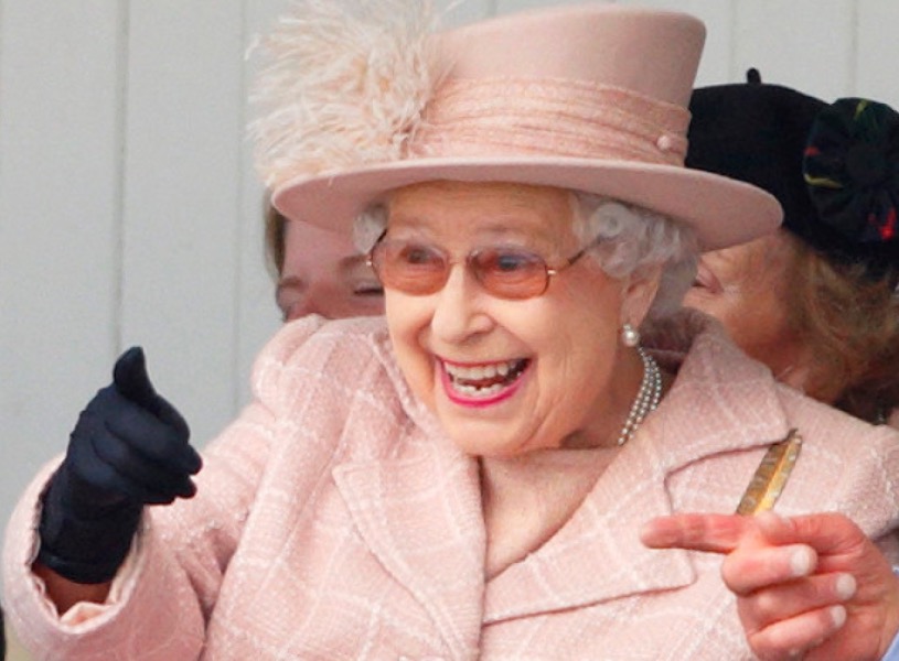 Rainha Elizabeth quase leva um tiro em passeio pelo palácio 