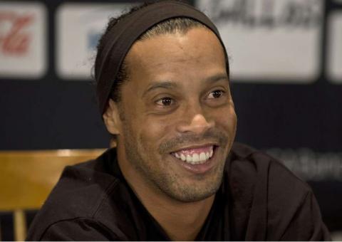 Ronaldinho Gaúcho desmente noivado com Priscilla Coelho