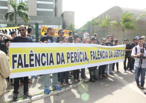 Peritos fazem manifestação em frente a sede do Tribunal de Justiça do Amazonas 