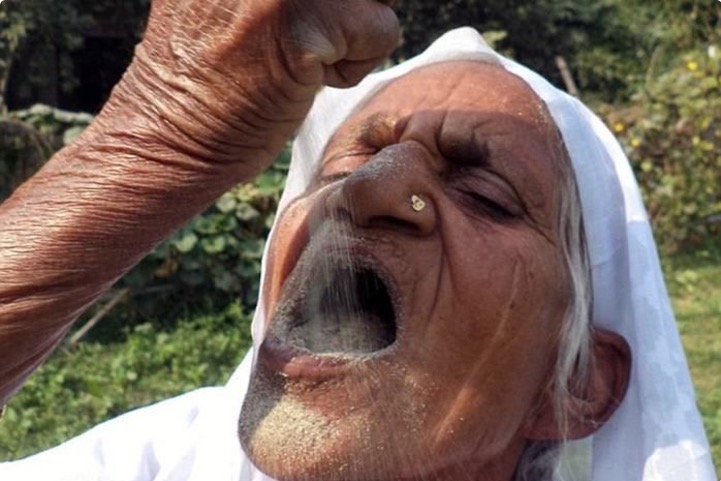 Idosa viciada em comer areia acredita que ato faz bem à saúde