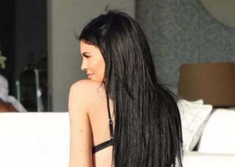 De fio-dental, Kylie Jenner ganha apalpada indiscreta de namorado 