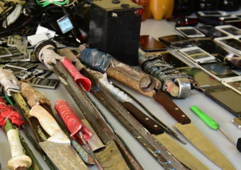 Drogas, armas e celulares são encontrados em celas do Puraquequara