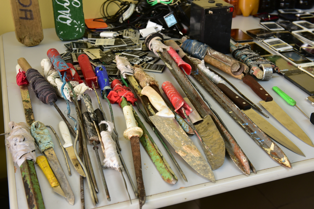 Drogas, armas e celulares são encontrados em celas do Puraquequara