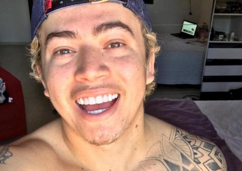 Whindersson Nunes compra carrão de luxo e ostenta nas redes 