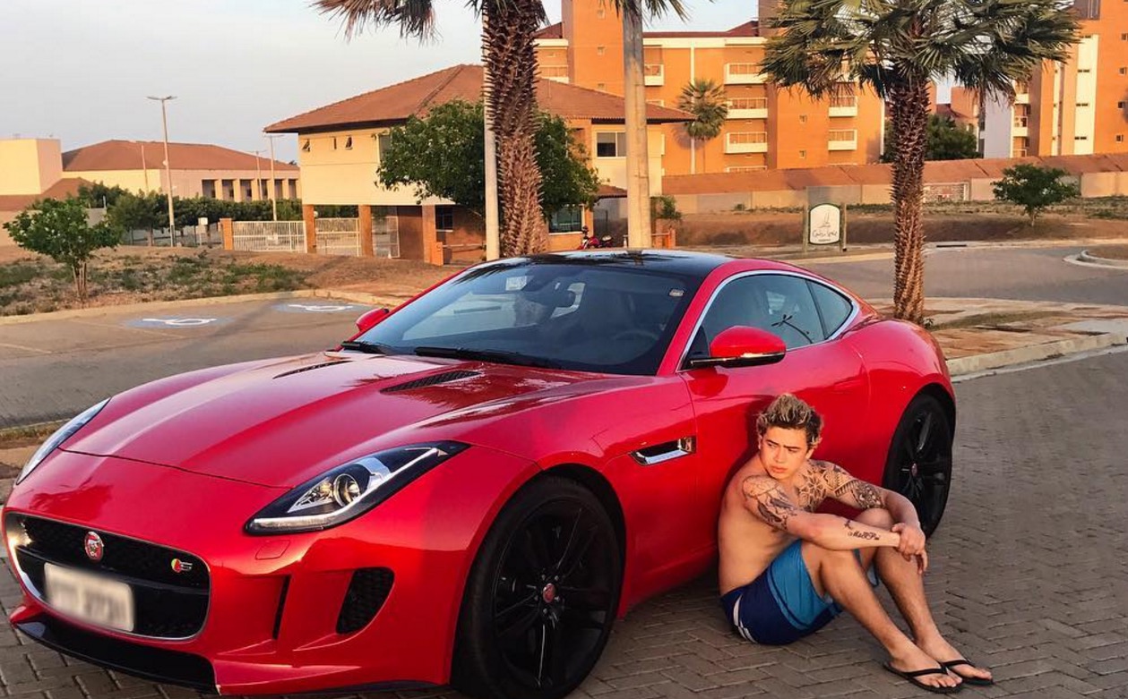 Whindersson Nunes compra carrão de luxo e ostenta nas redes 