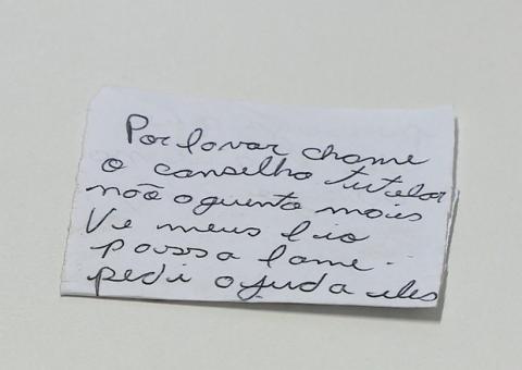 Irmãos são deixados em quintal com carta: 'Não aguento ver passar fome’