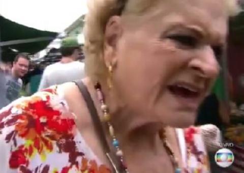 Senhora entra na frente da câmera de link ao vivo da Globo e bomba na internet