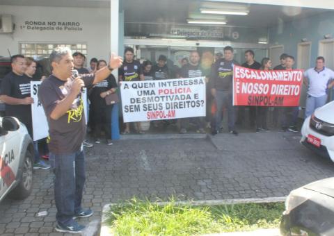 Policiais Civis do Amazonas fazem manifestação em frente ao 1º DIP