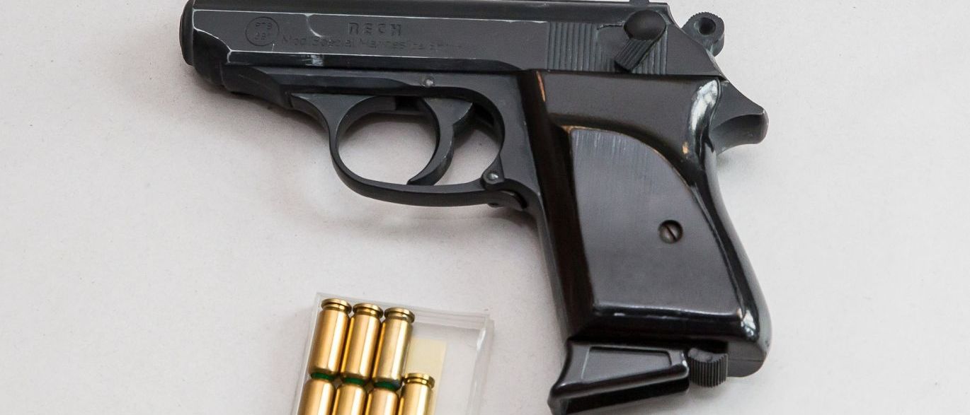 Menino de 4 anos morre após atirar na própria cabeça com arma do pai