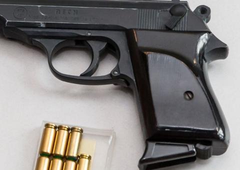 Menino de 4 anos morre após atirar na própria cabeça com arma do pai