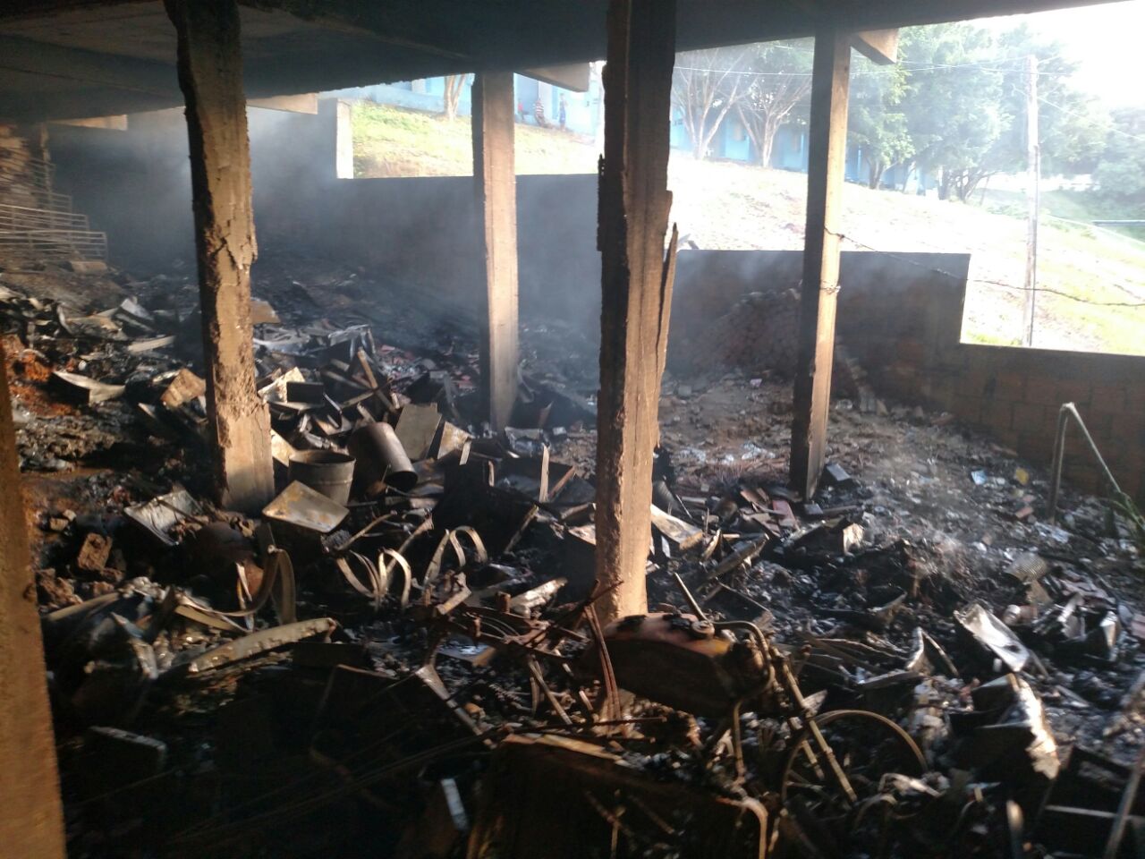 Casa pega fogo e animais domésticos morrem em Manaus