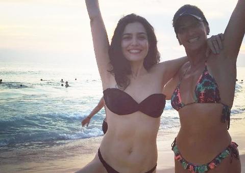  Letícia Sabatella revela corpão de biquíni aos 44 anos