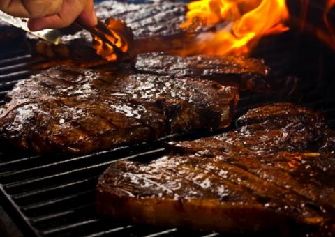 Churrasco bem passado pode aumentar risco de câncer, diz especialista