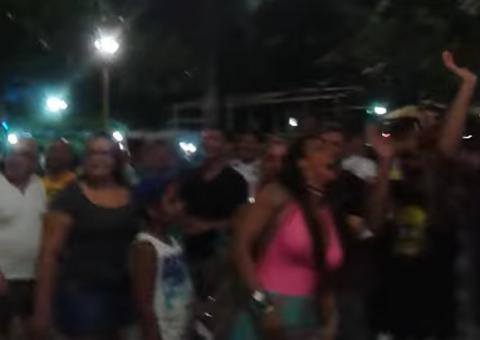  Casal é filmado fazendo sexo loucamente em frente a multidão 