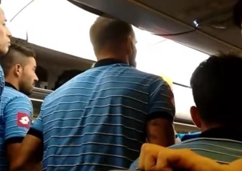 Traumatizados com acidente da Chapecoense, jogadores de time argentino abandonam avião  