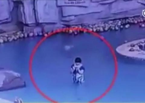 Criança morre afogada enquanto mãe usava celular na piscina