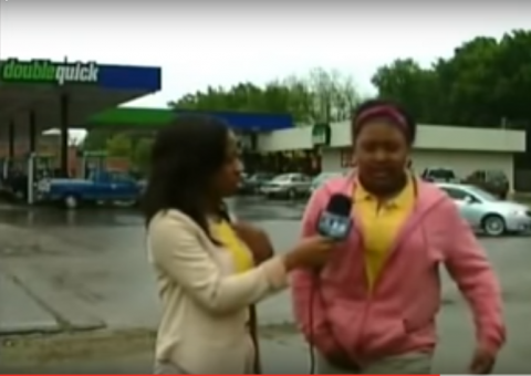 Garota não consegue se controlar e faz xixi durante entrevista na TV
