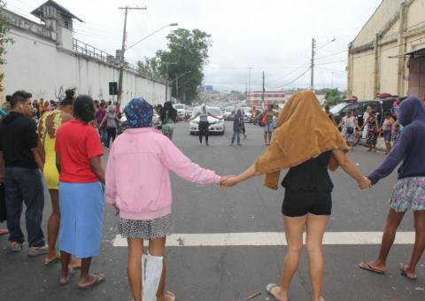 Familiares fazem preces na Cadeia Pública à espera de informações sobre detentos mortos em rebelião