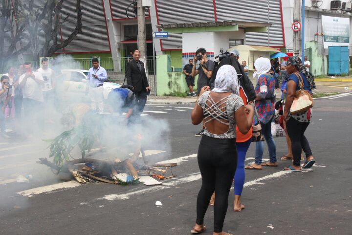 Familiares fazem protestos na Cadeia Pública pedindo informações sobre detentos