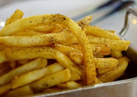 Mulher esfaqueia o namorado que comeu toda a batata frita no jantar