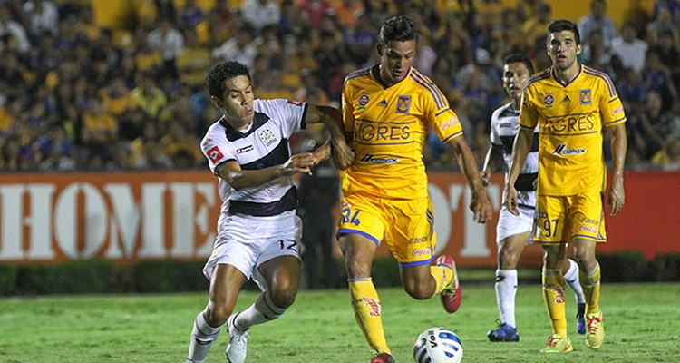  Jogador mexicano sofre lesão durante partida e cena impressiona