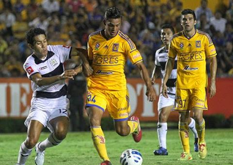  Jogador mexicano sofre lesão durante partida e cena impressiona