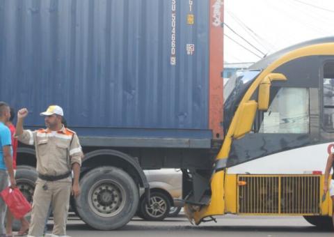 Motorista de ônibus fica preso às ferragens após acidente em Manaus