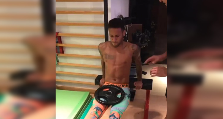  Neymar faz vídeo de treino e roupa de jogador rouba a cena
