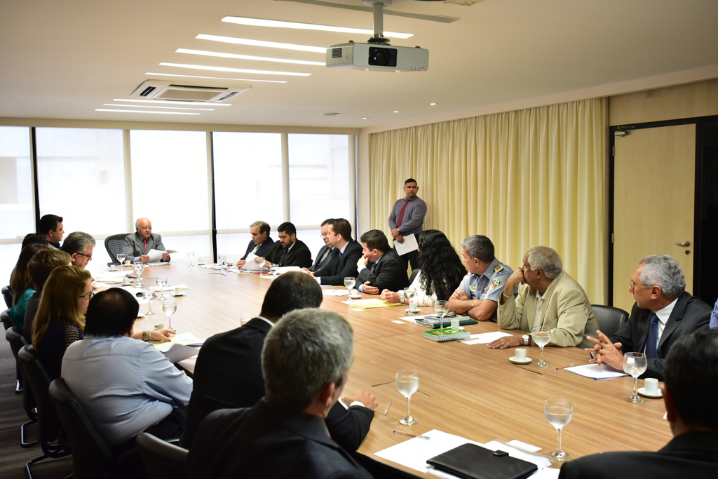 Poderes públicos do Amazonas debatem soluções para a crise no sistema penitenciário