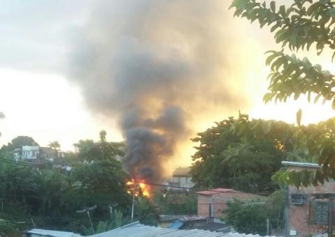 Incêndio em área de risco atinge casas em Manaus