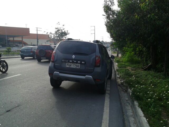  Sem conseguir frear, motoqueiro causa acidente com dois carros em Manaus 