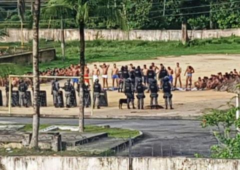 Revista no Compaj encontra detento escondido em forro
