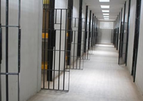 Pelo menos 13 estados e o DF separam presos por facção