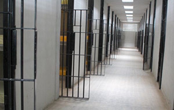 Pelo menos 13 estados e o DF separam presos por facção