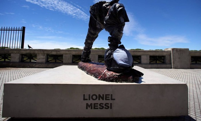Estátua de Messi em Buenos Aires é quebrada em duas  