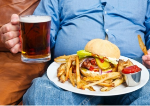 Finalmente a ciência explicou o que você já sabia: beber dá fome