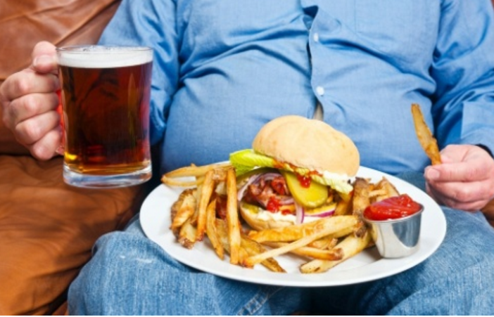 Finalmente a ciência explicou o que você já sabia: beber dá fome