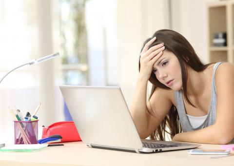 Problemas emocionais atrapalham concentração em metade dos jovens  