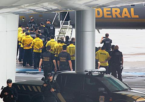 Familiares se despedem de detentos em aeroporto de Manaus