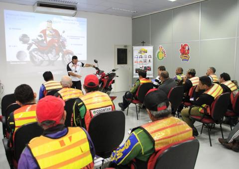 Mototaxistas atualizam informações sobre trânsito seguro