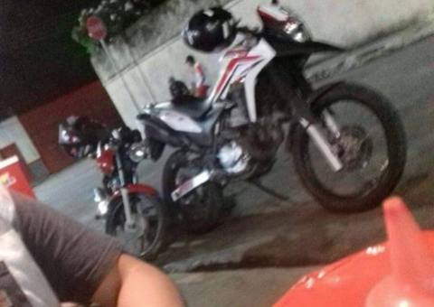 Durante lanche, homem tem moto roubada por dupla em Manaus