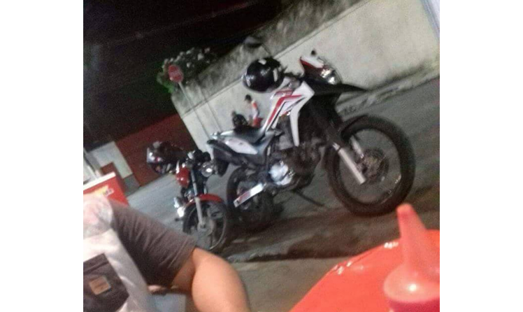 Durante lanche, homem tem moto roubada por dupla em Manaus