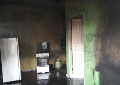 Em Manaus, casa pega fogo com morador dentro 
